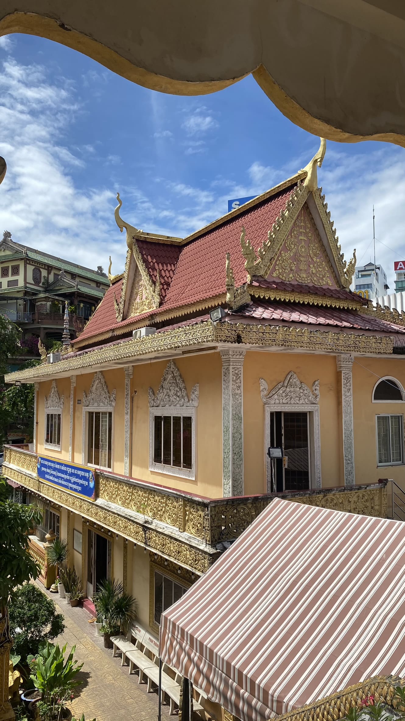 Cần Thơ - Vĩnh Long Chùa Munir Ansay (hay Munisenray) là một ngôi chùa mang đậm kiến trúc của người Khmer tại Cần Thơ