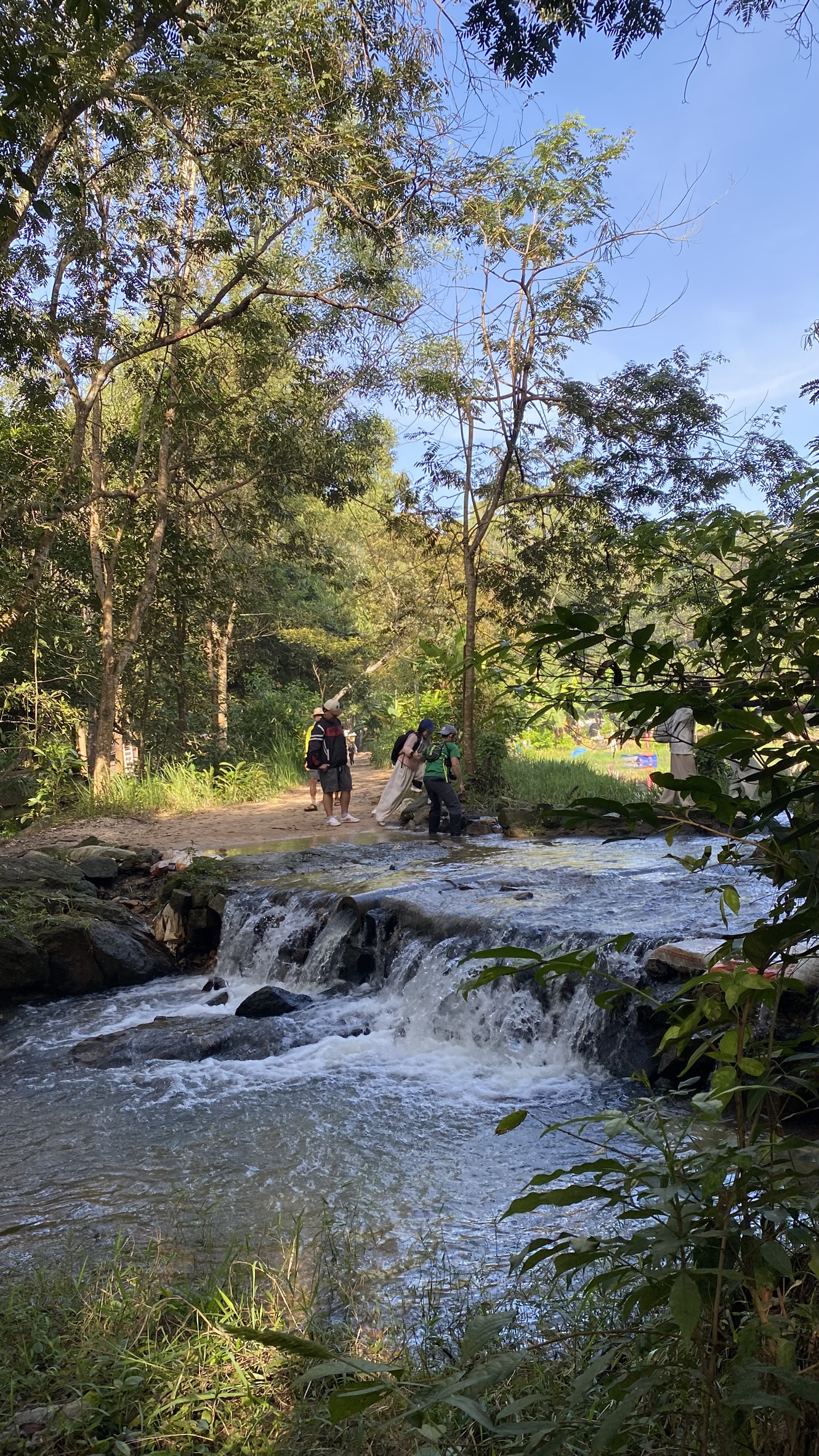 Con suối nhỏ trên đường trekking