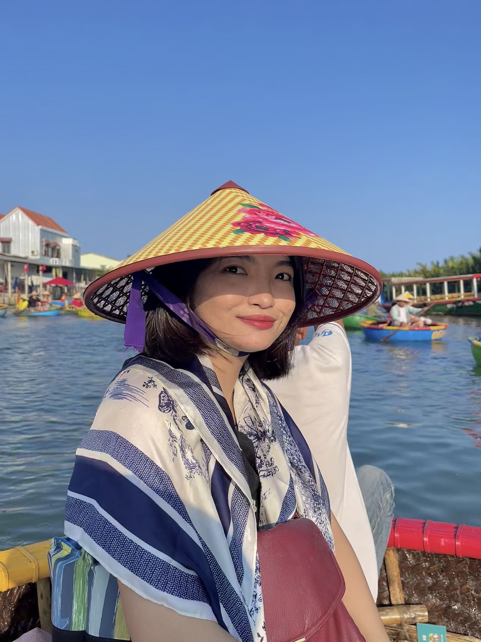 Giá vé tham quan bằng thuyền thúng là 140.000 VNĐ